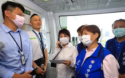 化身「列車長」　盧市長視察台中捷運綠線